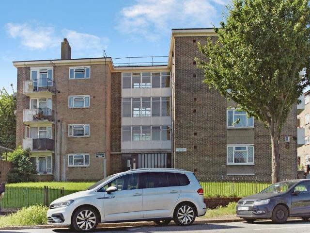 Flat for sale in London Borough of Croydon, Forestdale