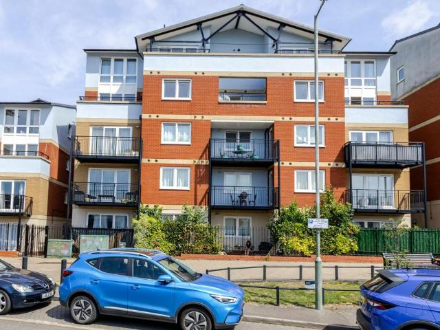 Flat for sale in Batchworth