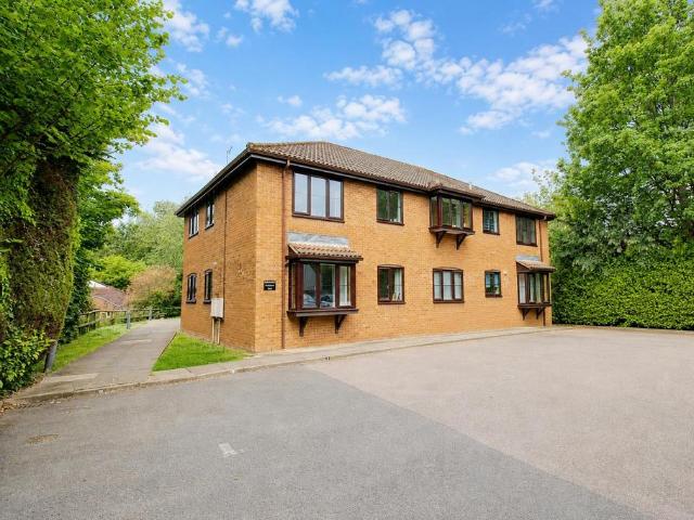 Flat for sale in Ashlyns Estate, Pouchen End