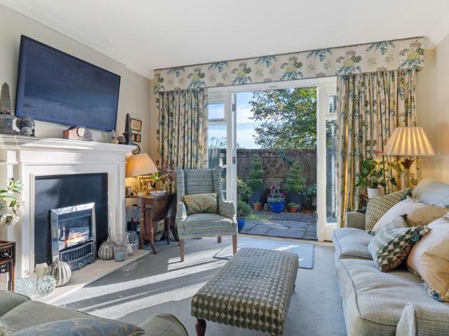 Flat for sale in Fole, Surrey