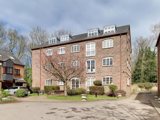 Flat for sale in St Albans, Five Acres