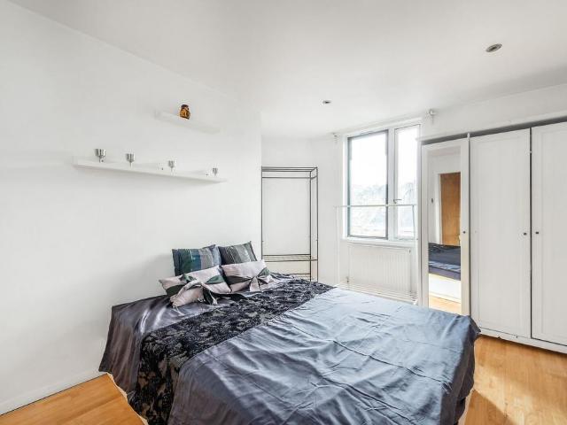 Flat for sale in North Kensington, Greater London
