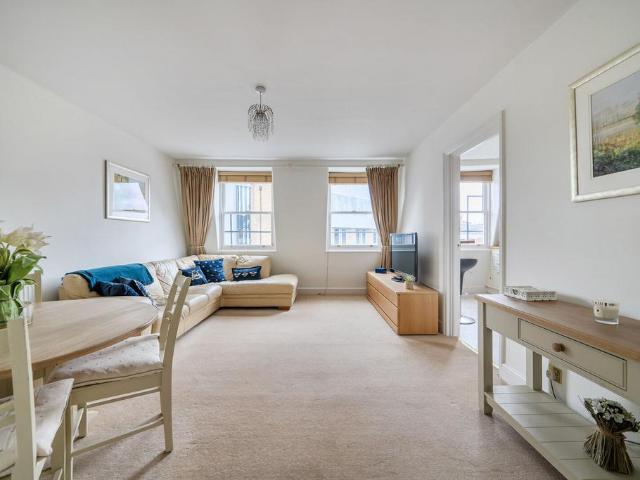 Flat for sale in Royal Borough of Kensington and Chelsea, Greater London