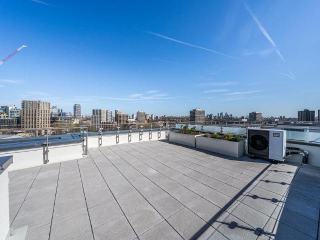 Flat for sale in Battersea, Greater London
