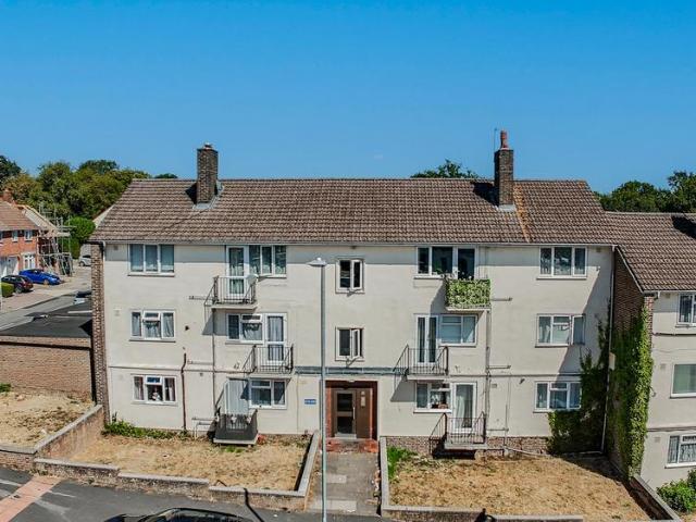 Flat for sale in Bennetts End, Pouchen End