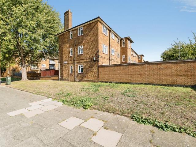 Flat for sale in South Ockendon, Essex