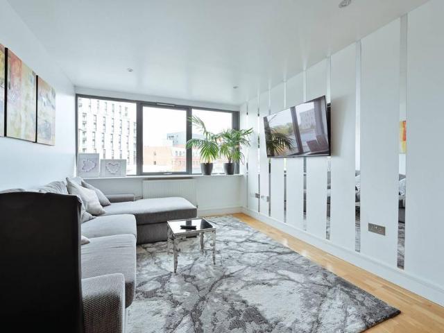 Flat for sale in Greenhill, Greater London