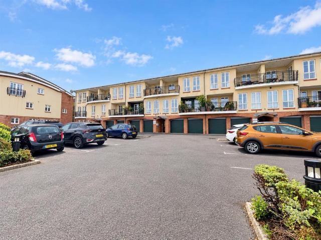 Flat for sale in Newhaven, Lewes