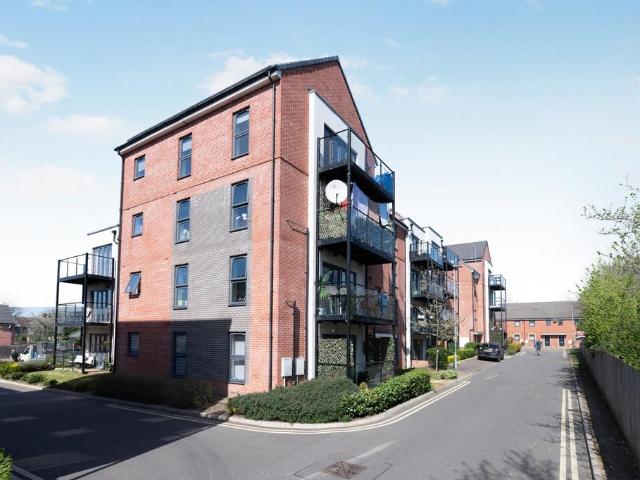 Flat for sale in Badgers Dene, Grays