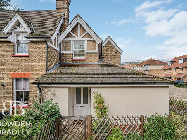 Flat for sale in Barkingside, Greater London