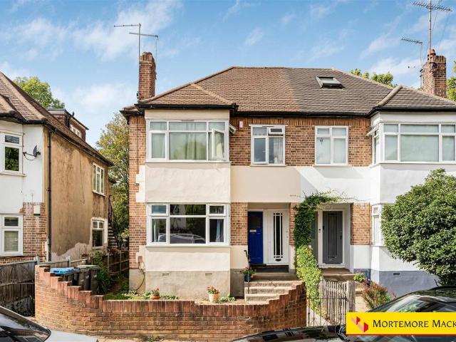 Flat for sale in Winchmore Hill, Greater London