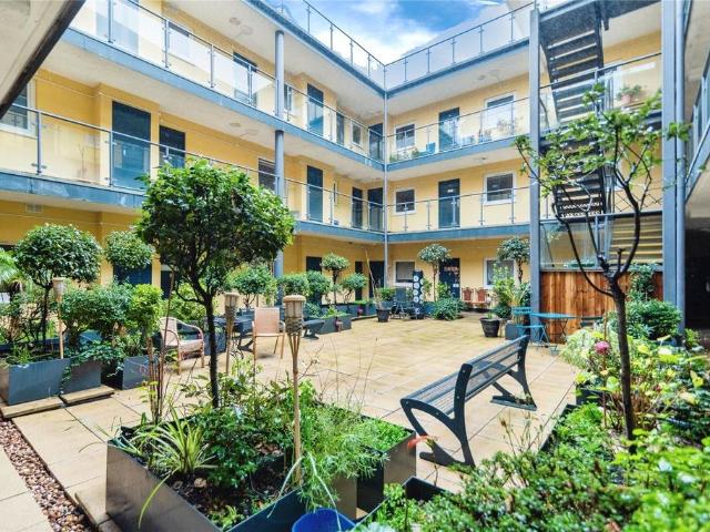 Flat for sale in Cardiff Bay, Falcon Lodge