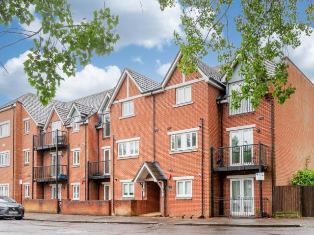 Flat for sale in Sunnymead, The Slade