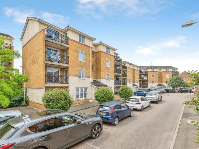 Flat for sale in Grays, Essex