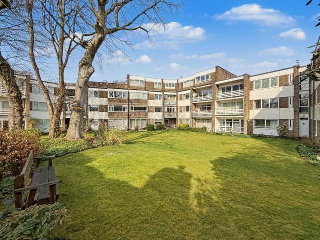 Flat for sale in Heaton Park, Bury