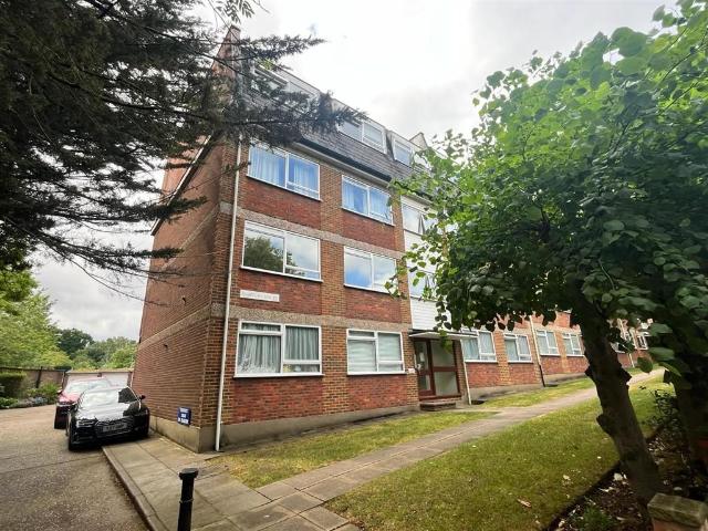 Flat for sale in High Barnet, Greater London