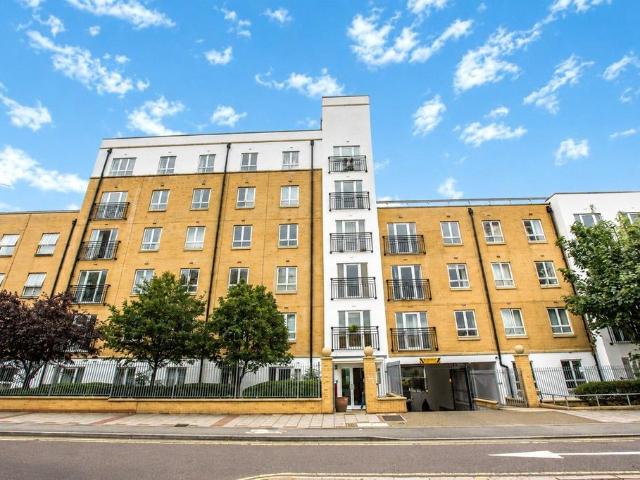 Flat for sale in Maryland, Greater London