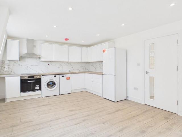 Flat for sale in Streatham, Greater London