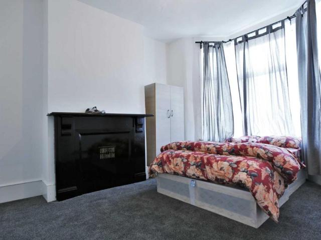 Flat for sale in Upton Park, Greater London