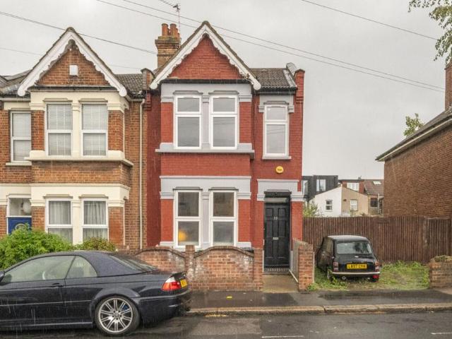 Flat for sale in London Borough of Waltham Forest, Greater London