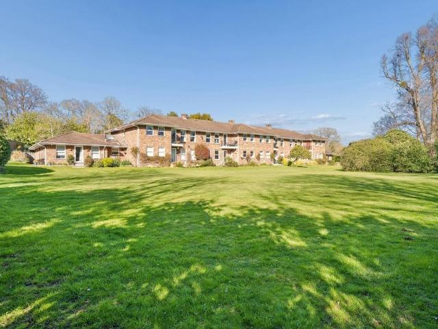 Flat for sale in Farnham Common, Buckinghamshire