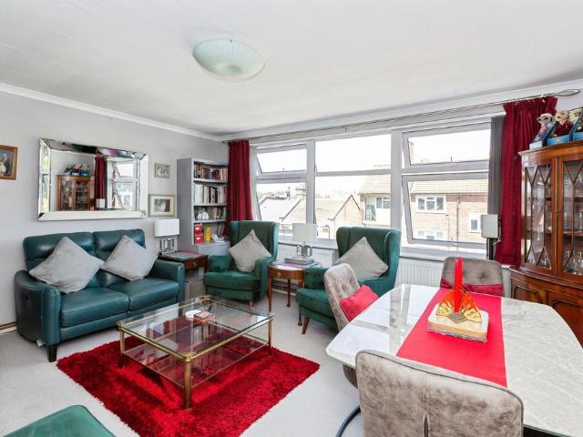 Flat for sale in Upper Walthamstow, Greater London
