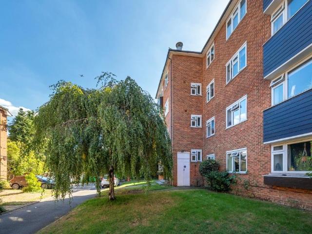 Flat for sale in London Borough of Richmond upon Thames, Greater London