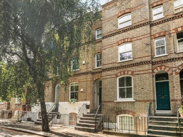Flat for sale in Kennington, Greater London