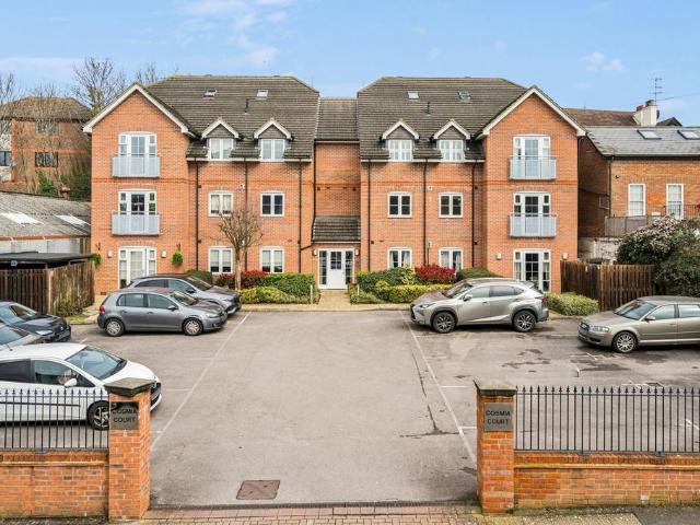Flat for sale in Connaught Park, Bushey