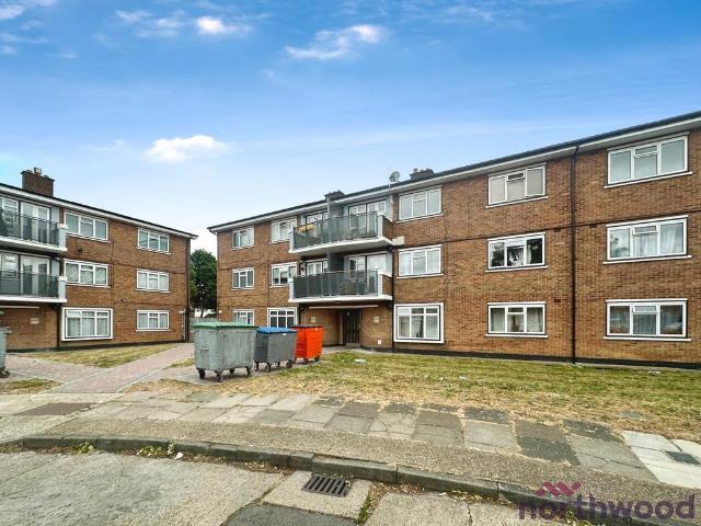 Flat for sale in Elm Park, Greater London