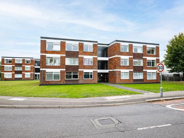 Flat for sale in Southchurch, Alton Barnes