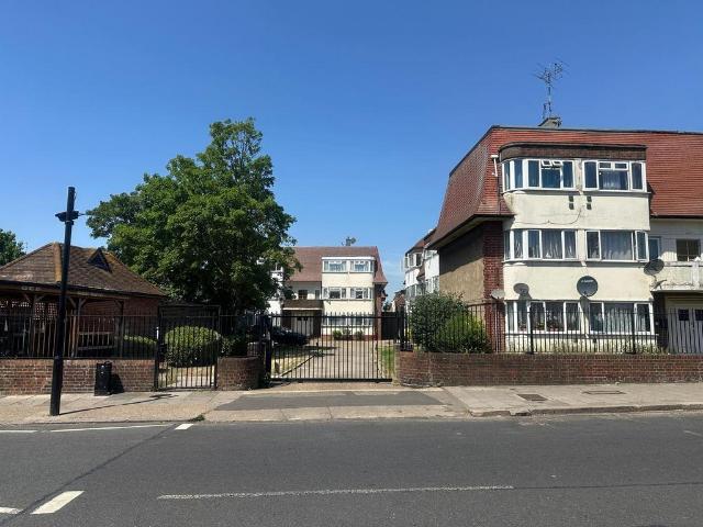Flat for sale in Dollis Hill, Greater London