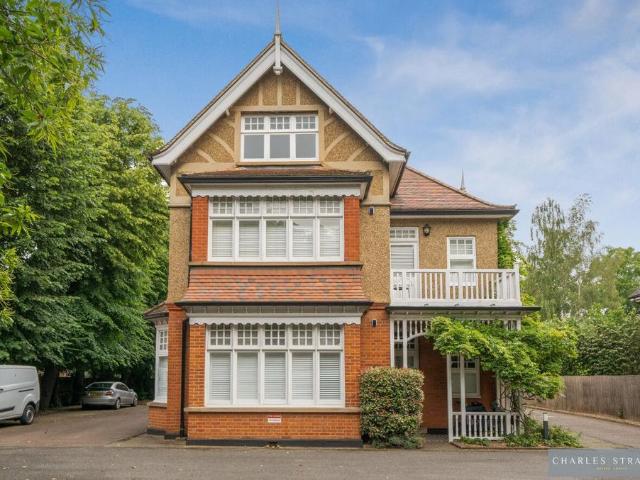 Flat for sale in Gidea Park, Greater London