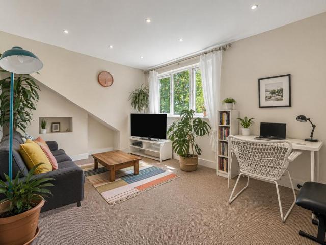 Flat for sale in Furzedown, Greater London