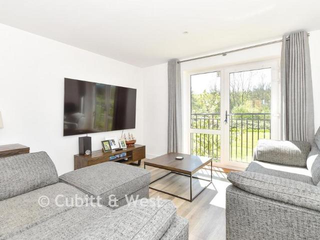 Flat for sale in Kilnwood Vale, Horsham