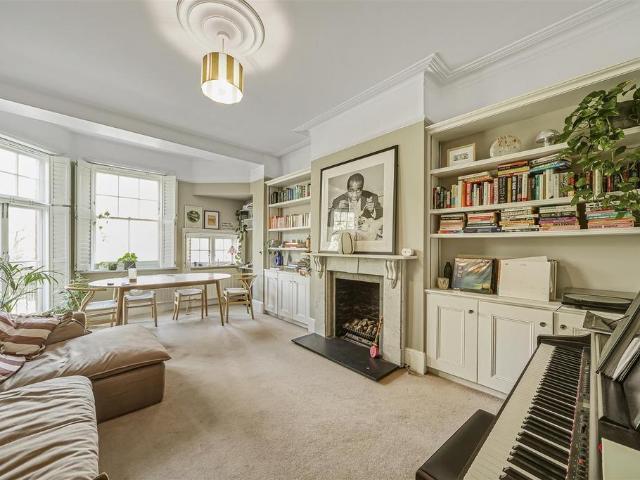 Flat for sale in Clapham Junction, Greater London