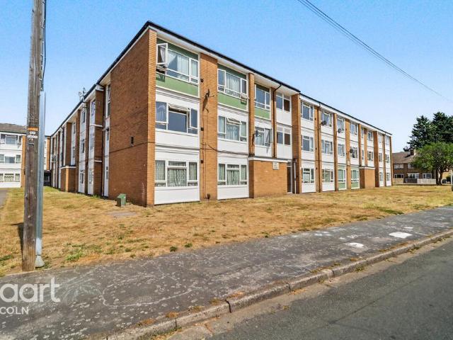 Flat for sale in Birchwood, Brayford