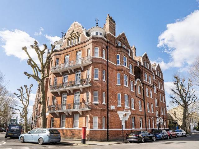Flat for sale in Hammersmith, Greater London