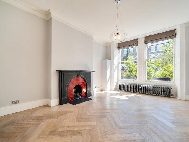 Flat for sale in Kentish Town, Greater London