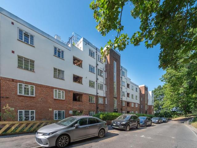 Flat for sale in London Borough of Croydon, Upper Norwood