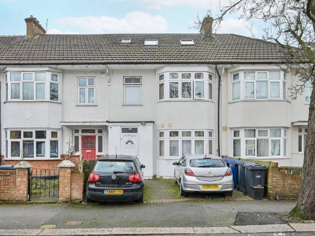 Flat for sale in London Borough of Ealing, Park Royal