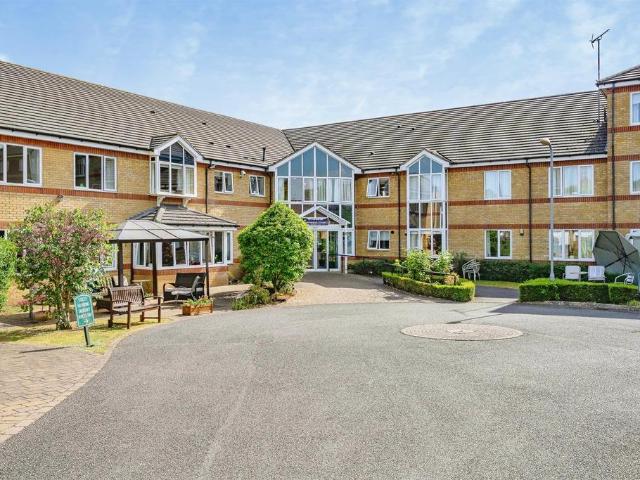 Flat for sale in Warden Hill, Luton