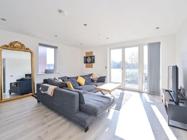 Flat for sale in Peckham, Greater London
