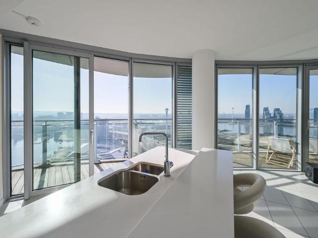 Flat for sale in Canning Town, Greater London