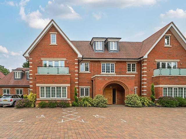Flat for sale in Beaconsfield, Knotty Green