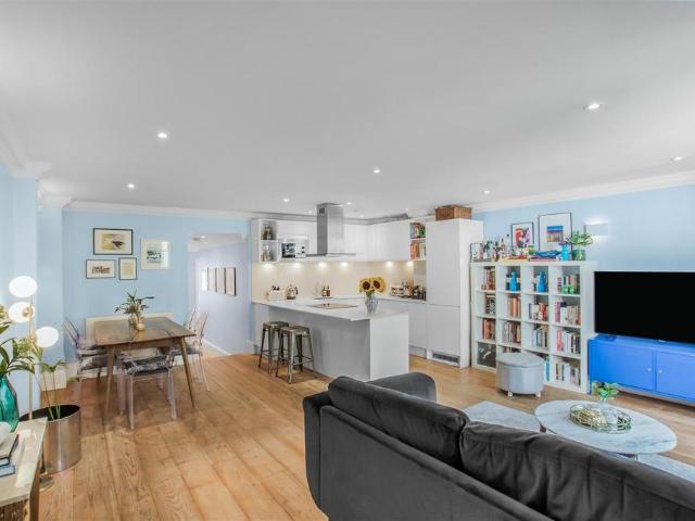 Flat for sale in London Borough of Islington, Greater London