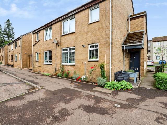 Flat for sale in Alexandria, Scotland