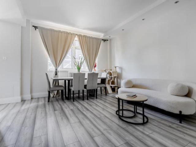 Flat for sale in Earl's Court, Greater London