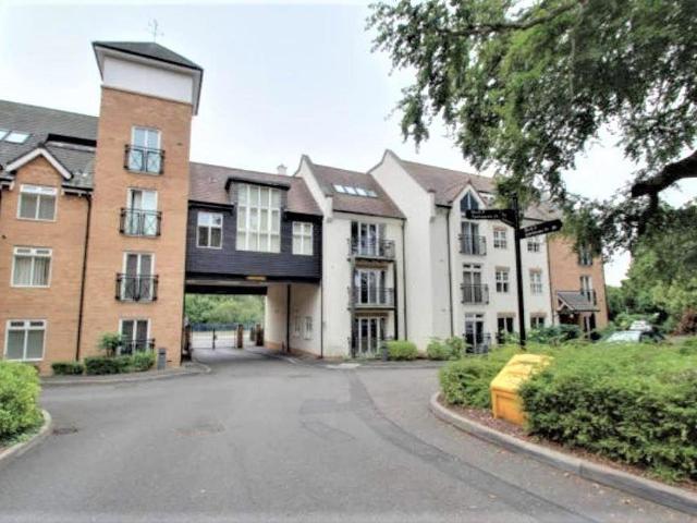 Flat for sale in Oadby, Leicestershire