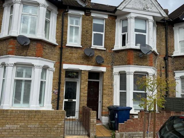 Flat for sale in London Borough of Ealing, Hanwell